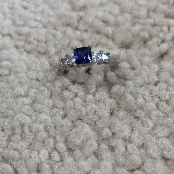 Jewelry - Blue and silver faux gem ring